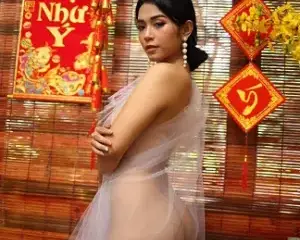 Mẫu ảnh hotgirl Bùi Ngọc Mai chúc mừng năm mới.